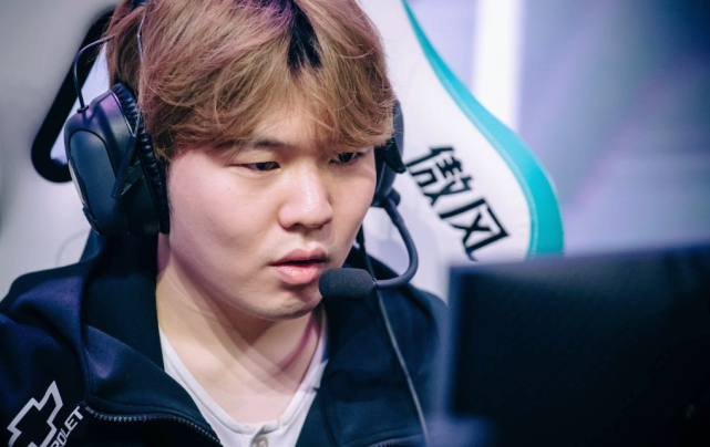 动作稍显保 动作稍显保